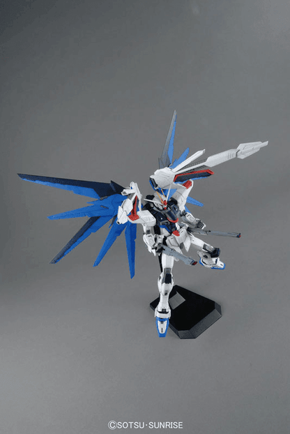MG 1/100 ZGMF-X10A Freedom Gundam 2.0